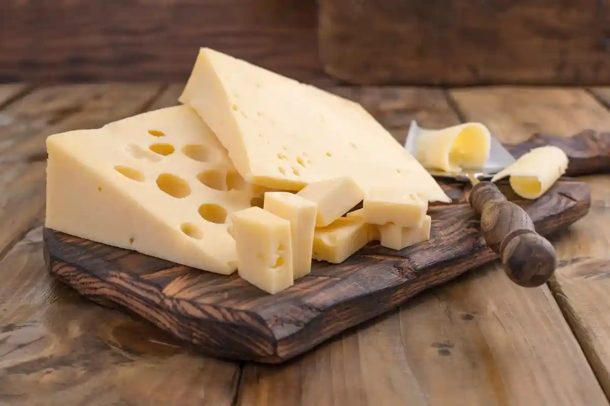 Поскольку спрос на сыр превышает текущее предложение, ожидается, что цена на этот продукт питания также вырастет в апреле. Фото: Marina Bakush / Shutterstock.com