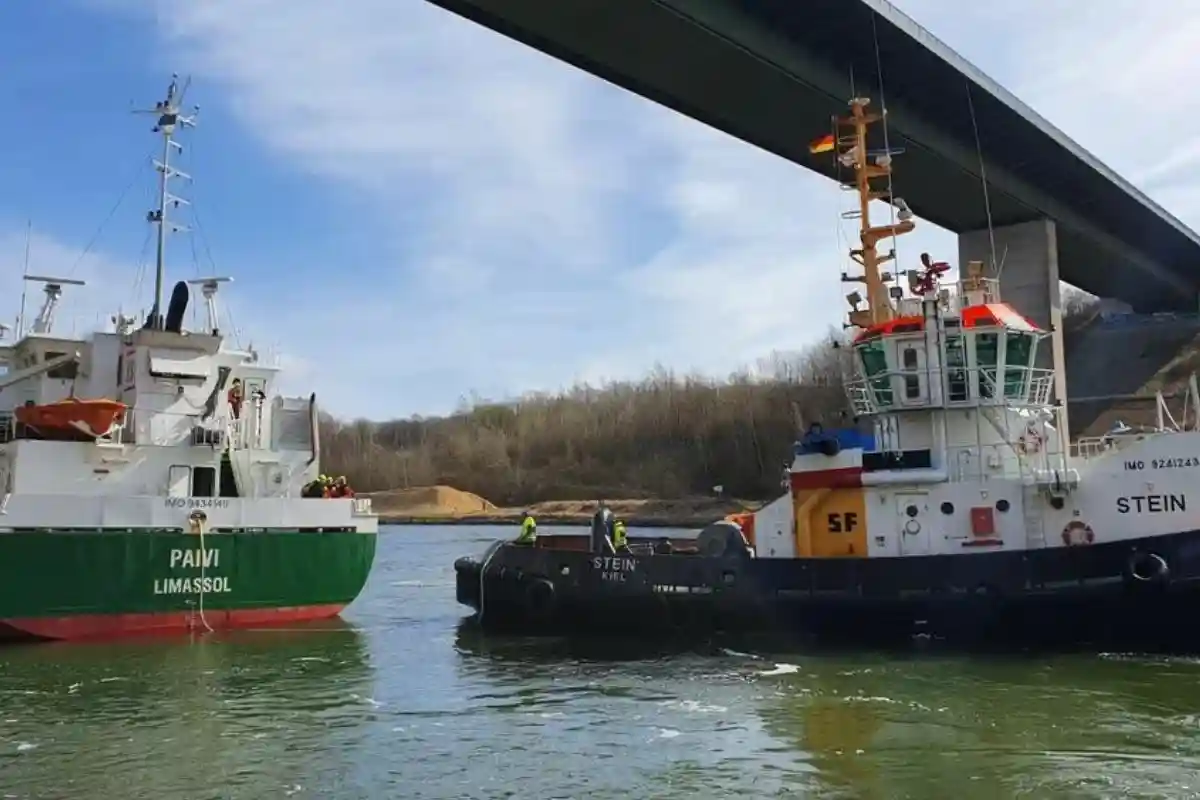 Два корабля в настоящее время транспортируются в Северный порт с помощью буксиров. Фото: Feuerwehr Kiel