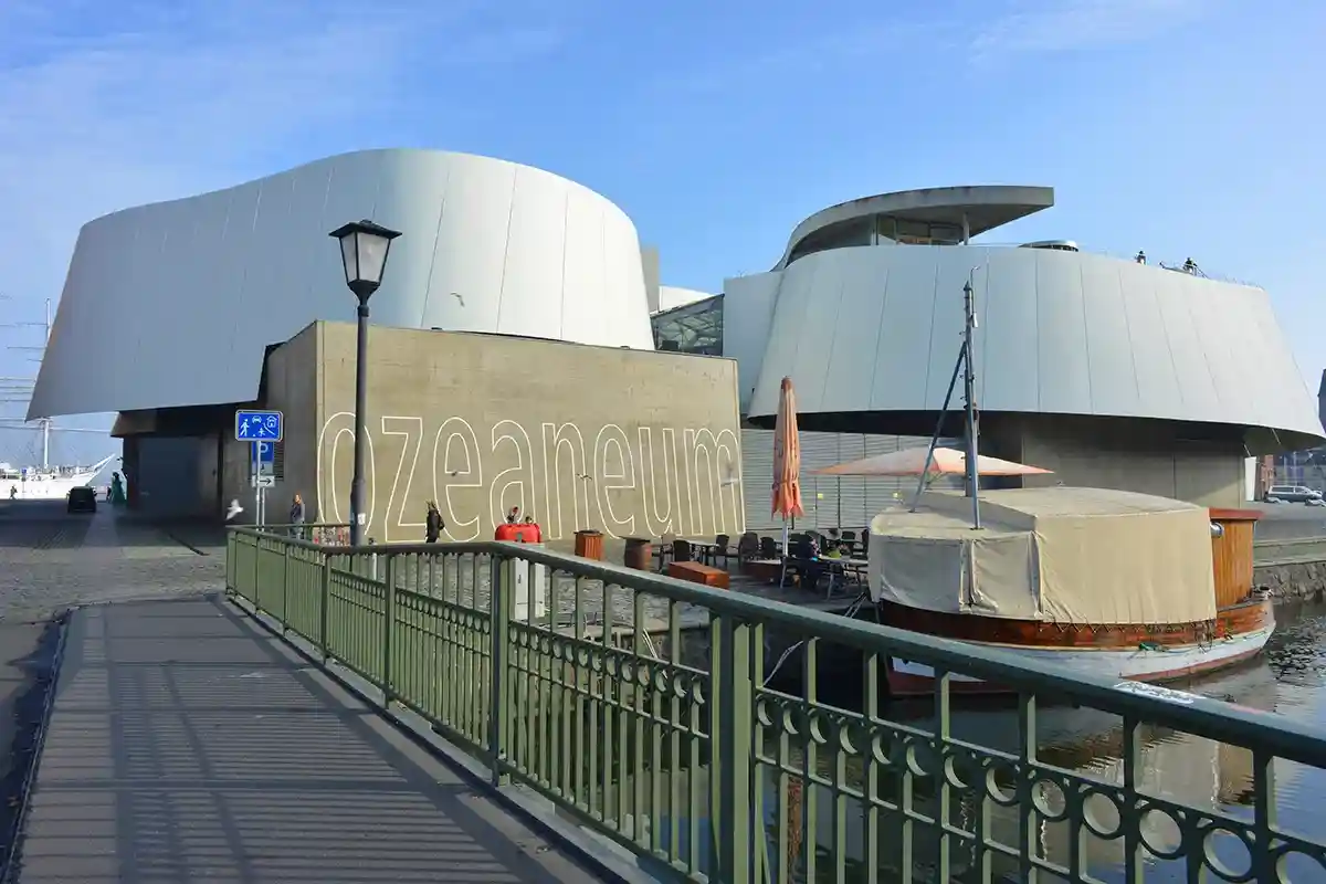 Само здание Ozeaneum привлекает внимание футуристическим дизайном (спроектировано известным бюро Бениш Архитектен). Фото Sinuswelle 