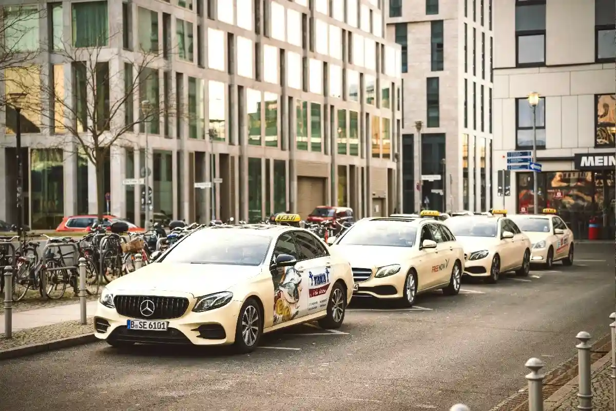 Сейчас в Германии насчитывается 18 000 таксопарков. Однако с начала пандемии их число значительно сократилось. Фото: Aleksejs Bocoks / aussiedlerbote.de
