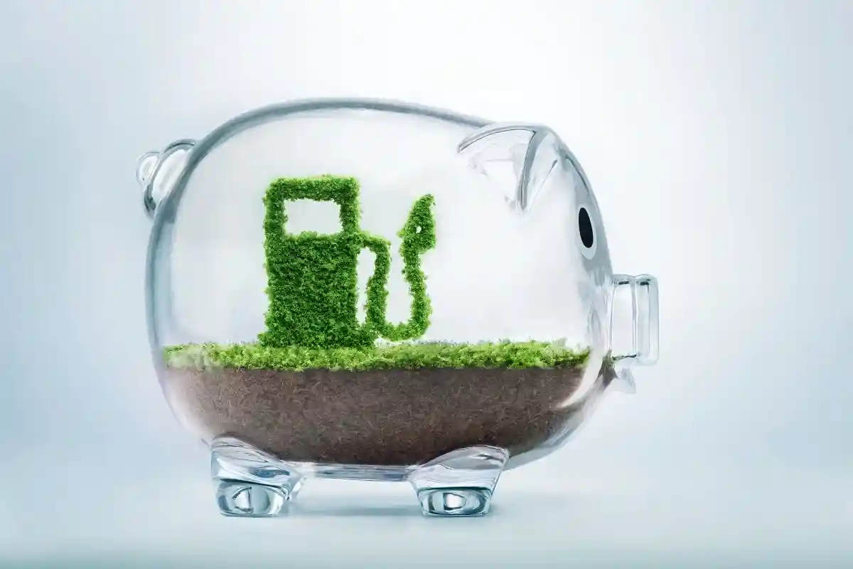 В январе 2022 года около полутора центов за литр бензина было добавлено в рамках реструктуризации энергетики на основе Закона о торговле выбросами топлива. Фото: pogonici / shutterstock.com