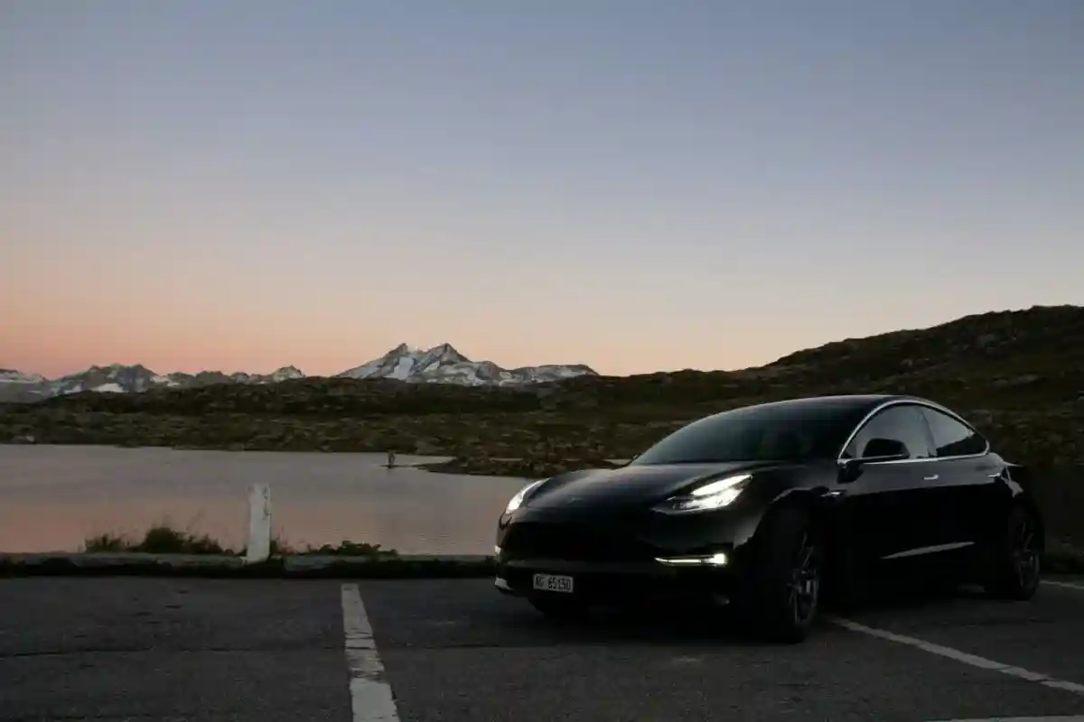 Tesla наращивает производство электромобилей