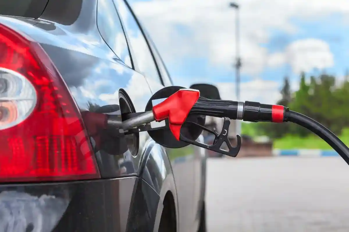 Премьер-министр Саара Тобиас Ханс предложил снизить цены на бензин: с нынешних 2,15 евро до 1,62 евро за литр Super E10. Фото: Kekyalyaynen / Shutterstock.com