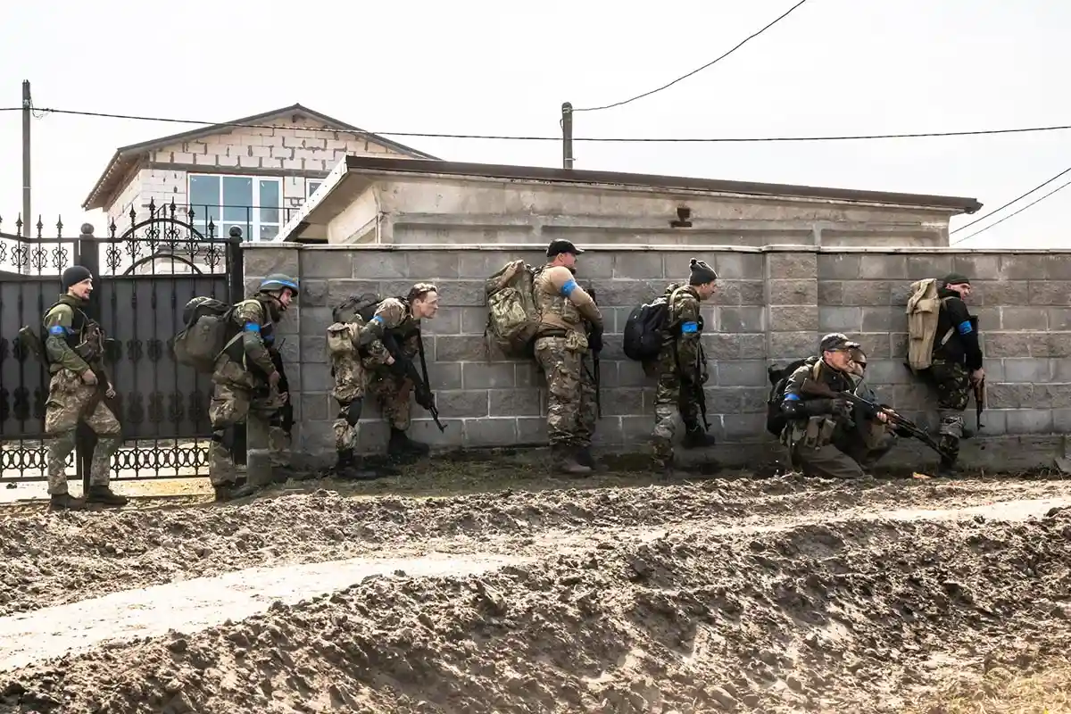 Украинские солдаты и иностранные бойцы в пригороде Ирпеня. Фото: Daniel Berehulak
