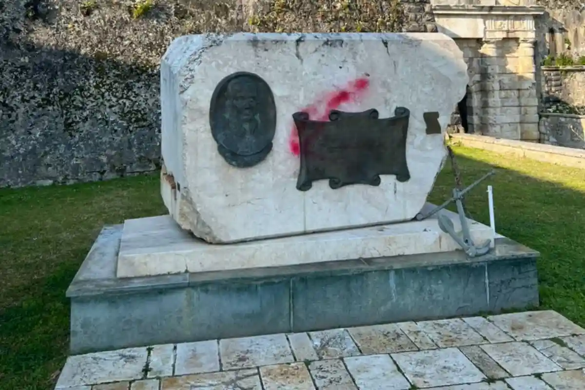 В Греции осквернили памятник Ушакову. Фото: Telegram / Посольство РФ в Греции