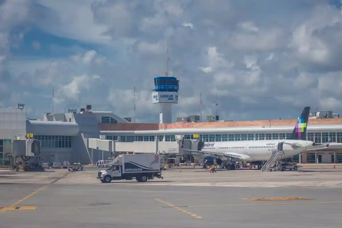 Паника и «‎выстрелы» в аэропорту Канкуна: толпы туристы спасаются бегством и кричат