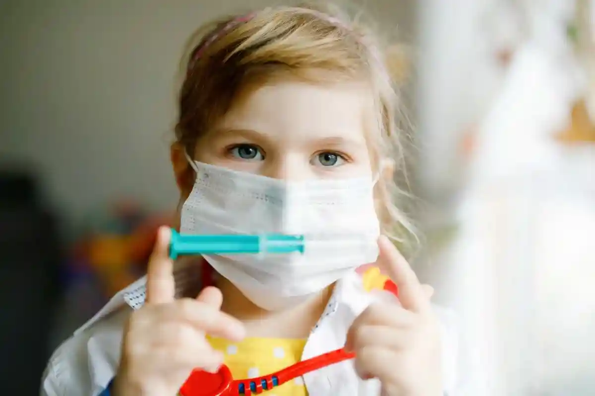 Вакцина против COVID-19 защищает детей от нескольких штаммов сразу