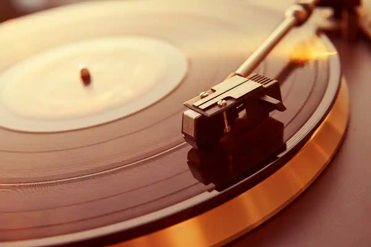 В особенности в музыкальной индустрии Германии растут продажи компакт-дисков и винила. Фото: Larina Marina / Shutterstock.com