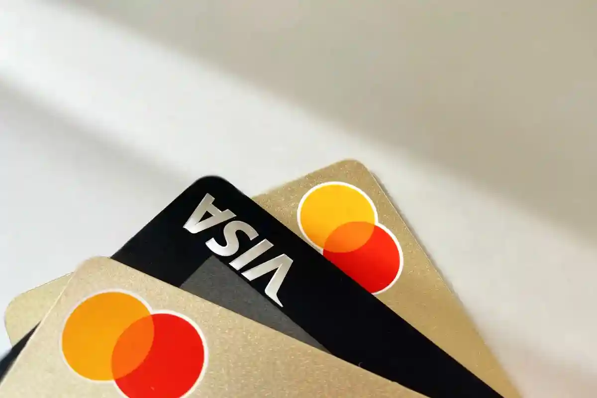 Visa и Mastercard блокируют российские финансовые учреждения