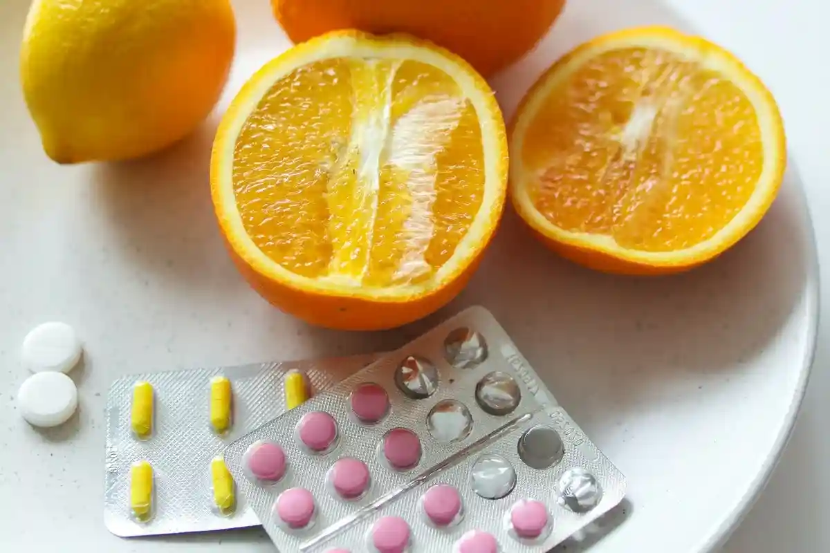 Безвредные витаминные таблетки ведут к повреждению органов. Фото: Polina Tankilevitch / Pexels.