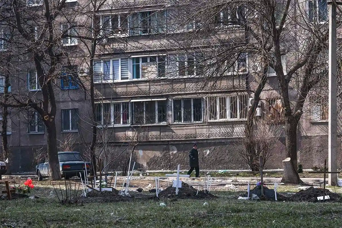 Могилы возле жилых домов в Мариуполе. Фото: Михаил Терещенко.