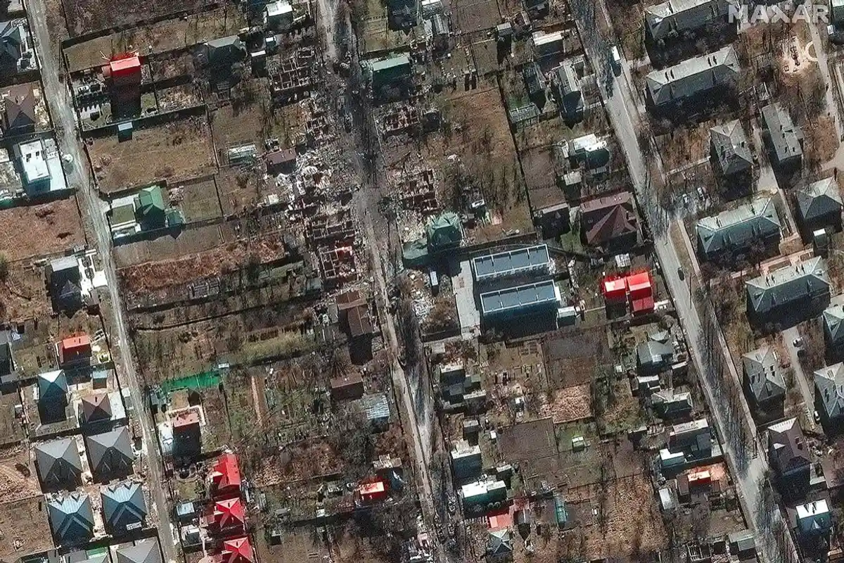 Разрушенные дома в городе Буча Киевской области к югу от аэропорта «Антонов». Фото: Maxar Technologies