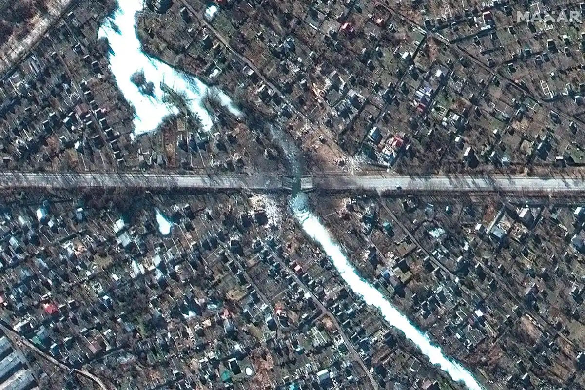 Разрушенный мост и дома в Чернигове, 28 февраля. Фото: Maxar Technologies