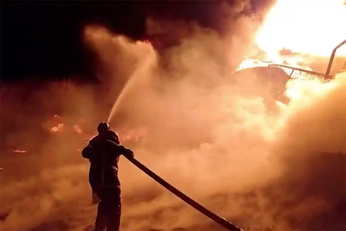 Пожар на нефтебазе в Житомирской области. Фото: МЧС Украины.