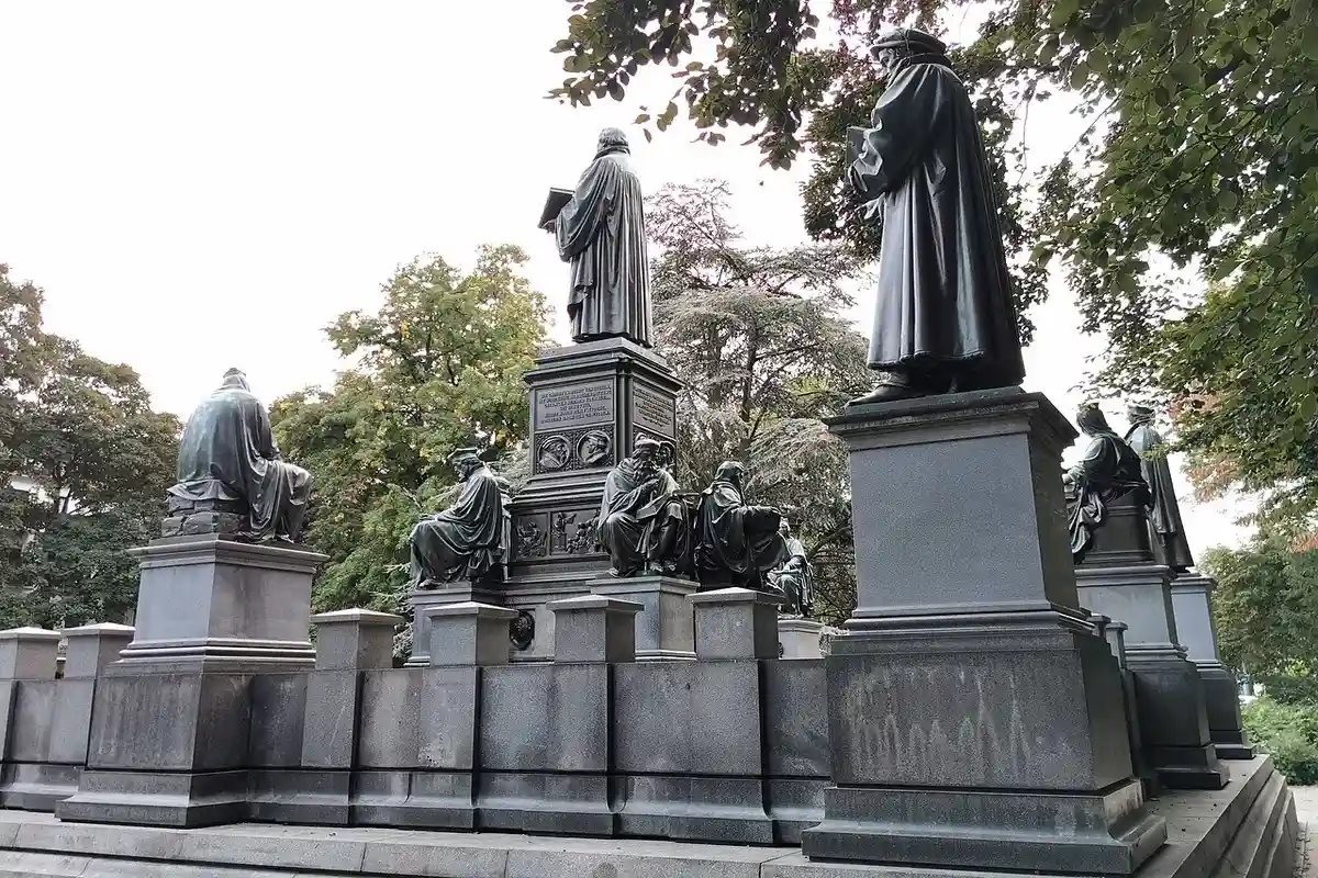 Вид сбоку на мемориал Лютера в городе Вормс. Фото: Chattus / wikimedia.org