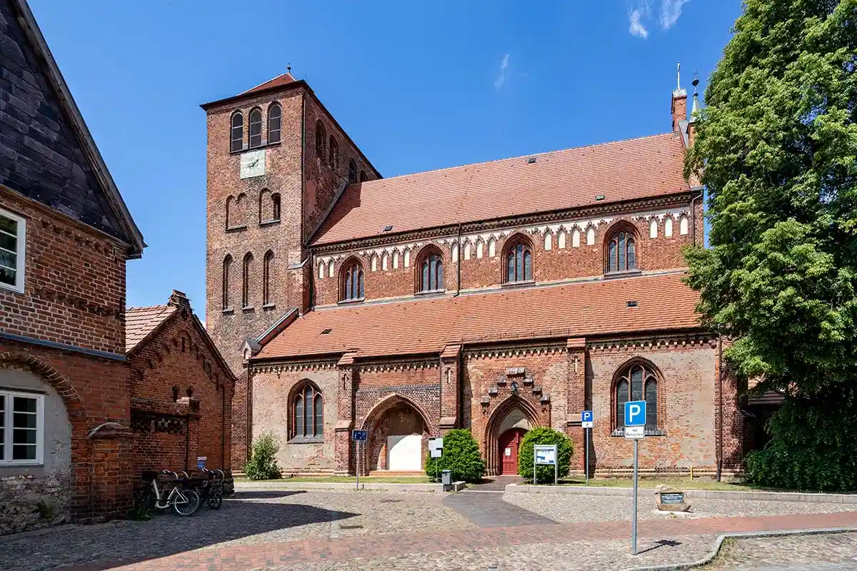 Для начала следует посетить самую старую церковь, построенную в стиле северогерманской кирпичной готики. Фото Bjoern Wylezich