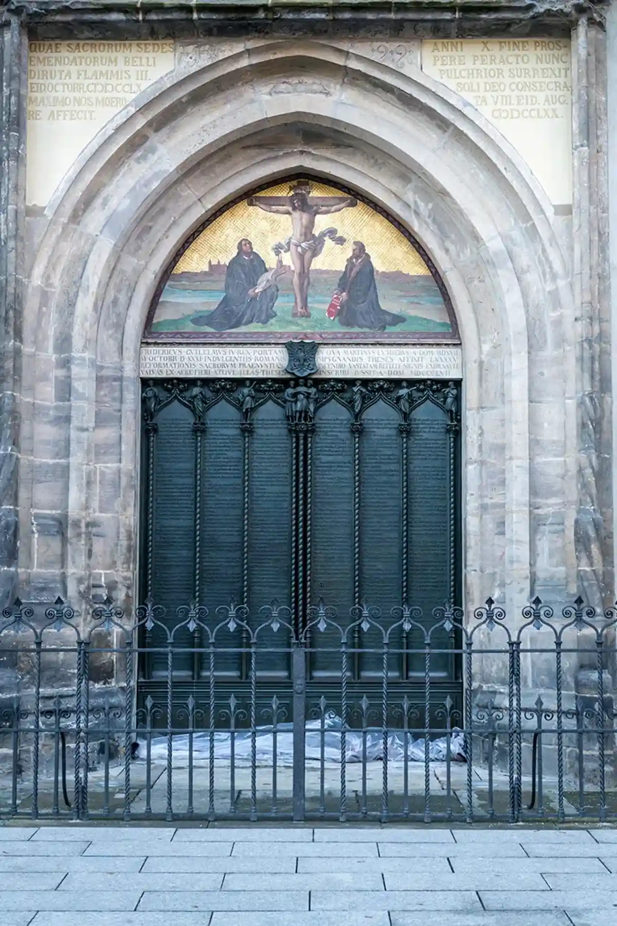 Знаменитая дверь в церкви Всех святых, где Мартин Лютер разместил девяносто пять тезисов. Фото: shutterstock.com