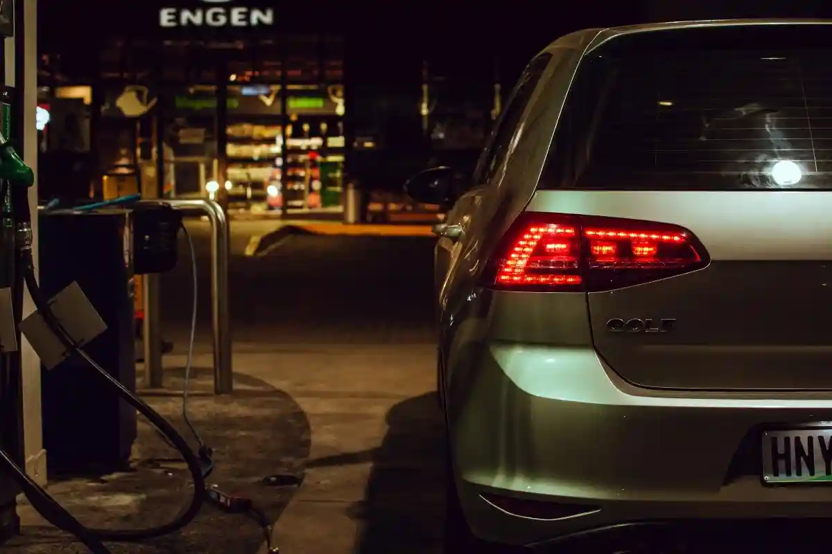 Цены на бензин в Германии на некоторых заправках снова ниже 2 евро