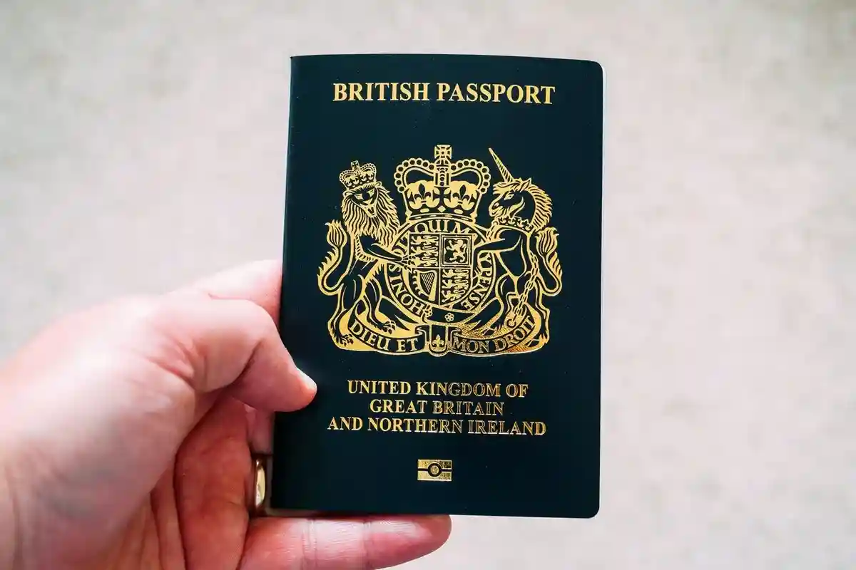 Паспорт Великобритании. Фото: Ethan Wilkinson / Pexels.