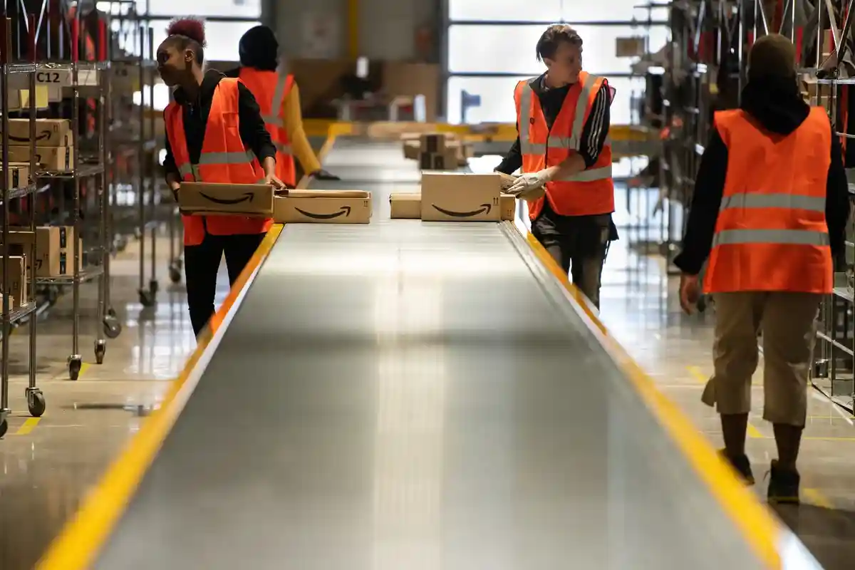 Amazon планирует нанять 6000 новых сотрудников. Фото: Frederic Legrand - COMEO/ Shutterstock.com