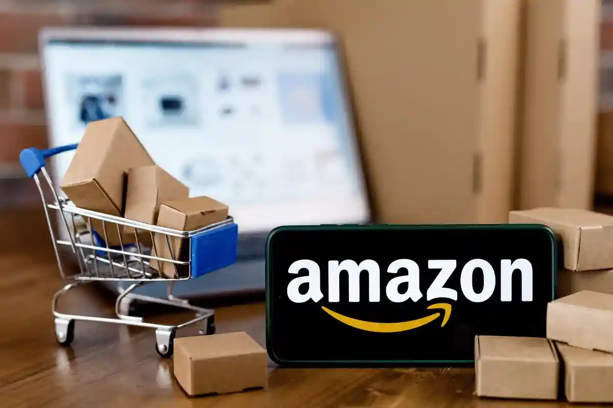 Amazon планирует нанять 6000 новых сотрудников. Фото: Sergei Elagin / Shutterstock.com 