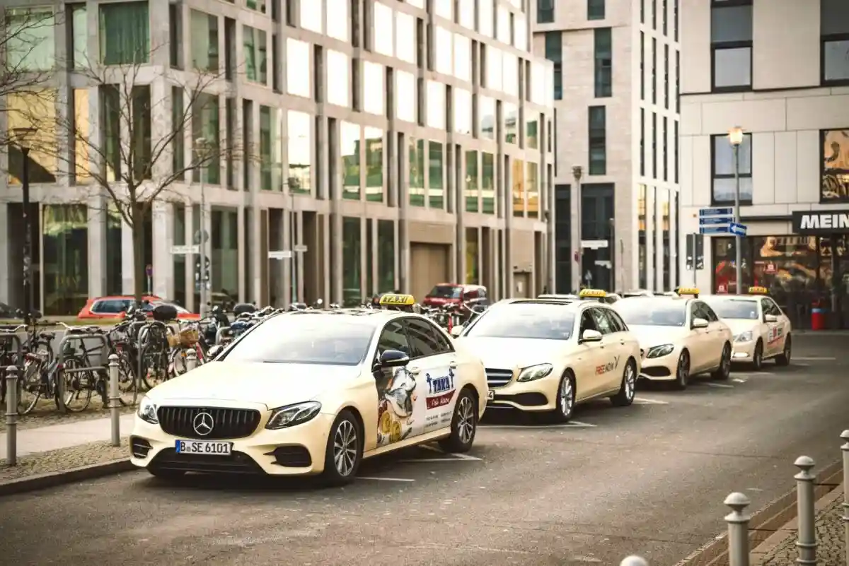 Автомобили такси в Германии Фото: Aleksejs Bocoks / aussiedlerbote.de