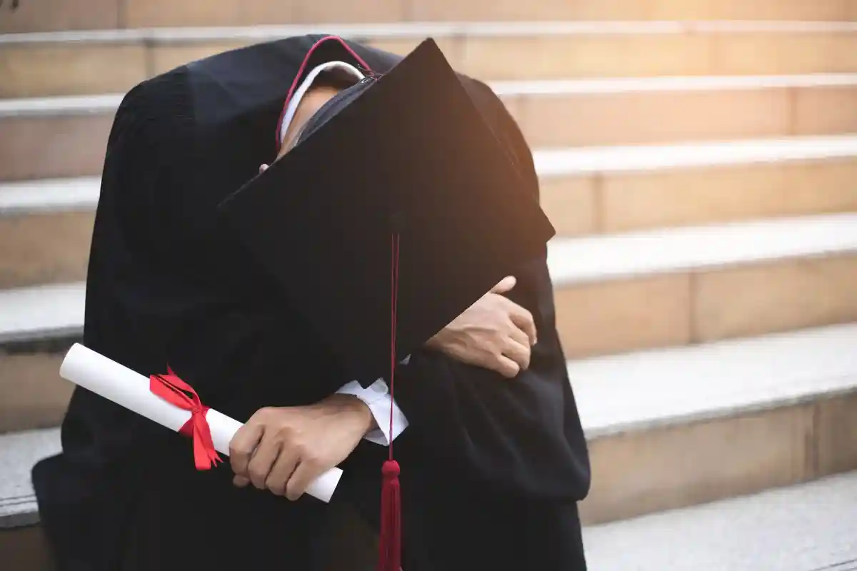 Чаще всего от отсутствия вакантных мест страдают выпускники колледжей и университетов. Фото: tpawat / Shutterstock.com