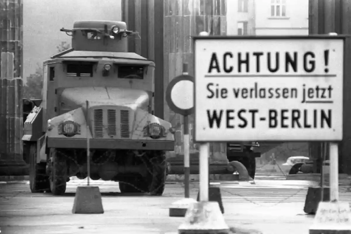 Водомет у Берлинской стены, 1961 год. Фото: Бундесархив / Helmut J. Wolf / CC-BY-SA 3.0
