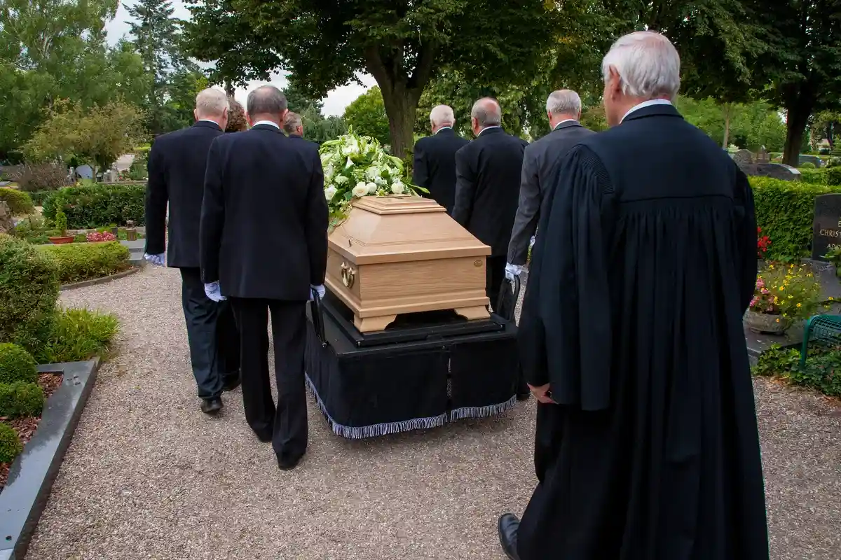 Что принято приносить с собой на похороны в Германии. Фото: Heide Pinkall / Shutterstock.com