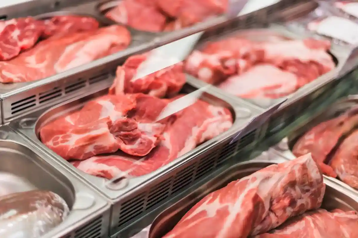 Для того чтобы справиться с продо­вольственным кризисом эксперты рекоменду­ют сокращать потребл­ение мяса. Фото: monticello / Shutterstock.com 
