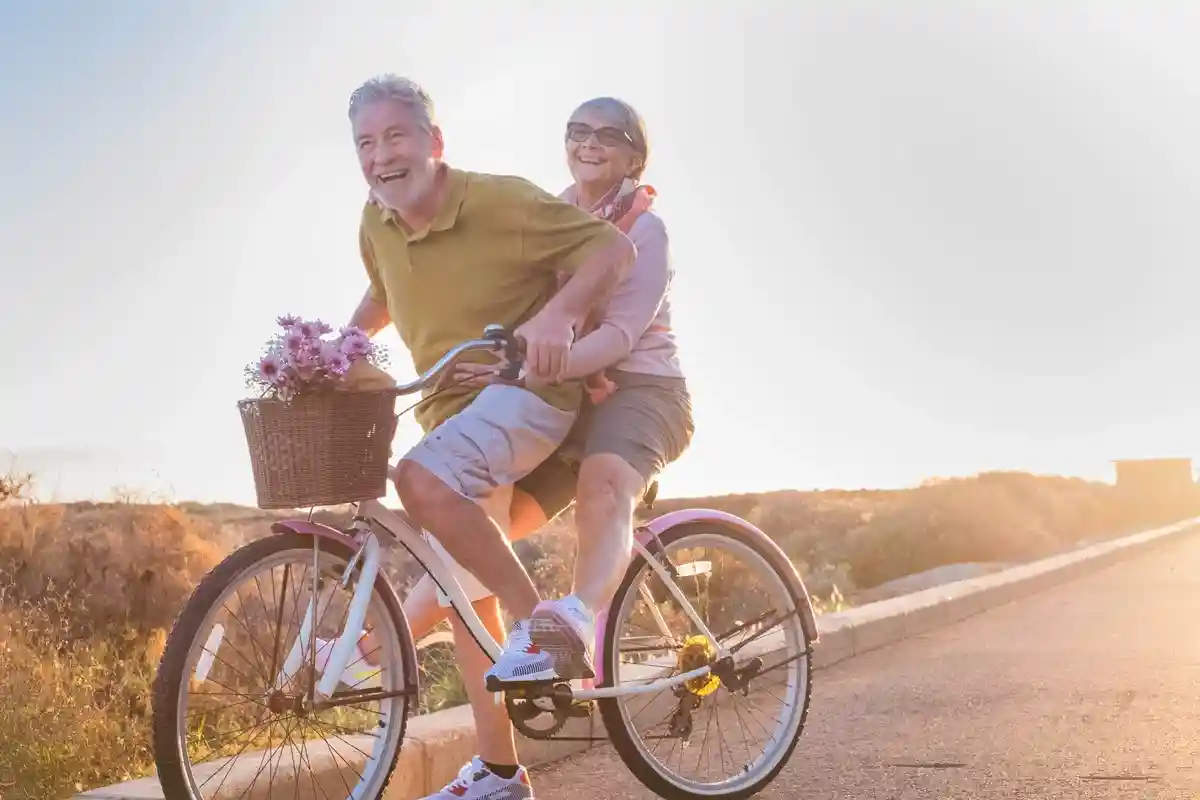Как сохранить здоровье и активность до старости. Фото: simona pilolla 2 / Shutterstock.com