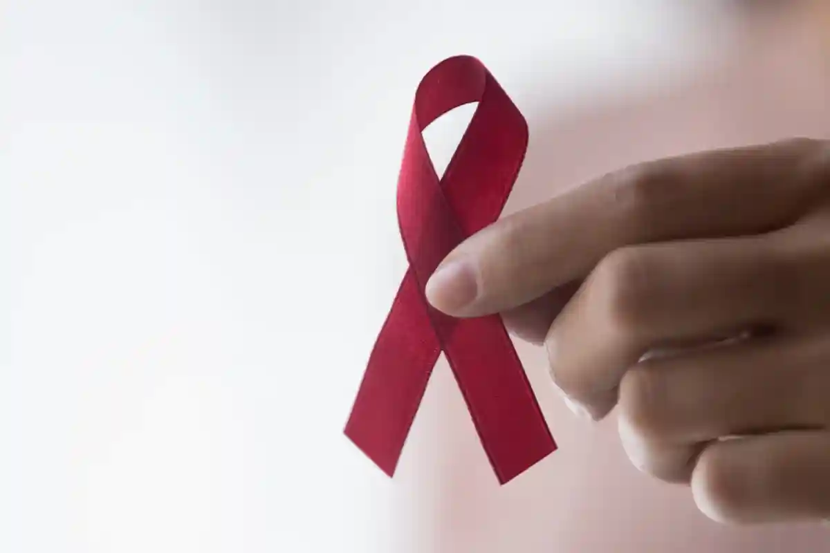 Красная лента выступает как символ борьбы со СПИДом, ВИЧ, раком, наркоманией Фото: fizkes / Shutterstock.com