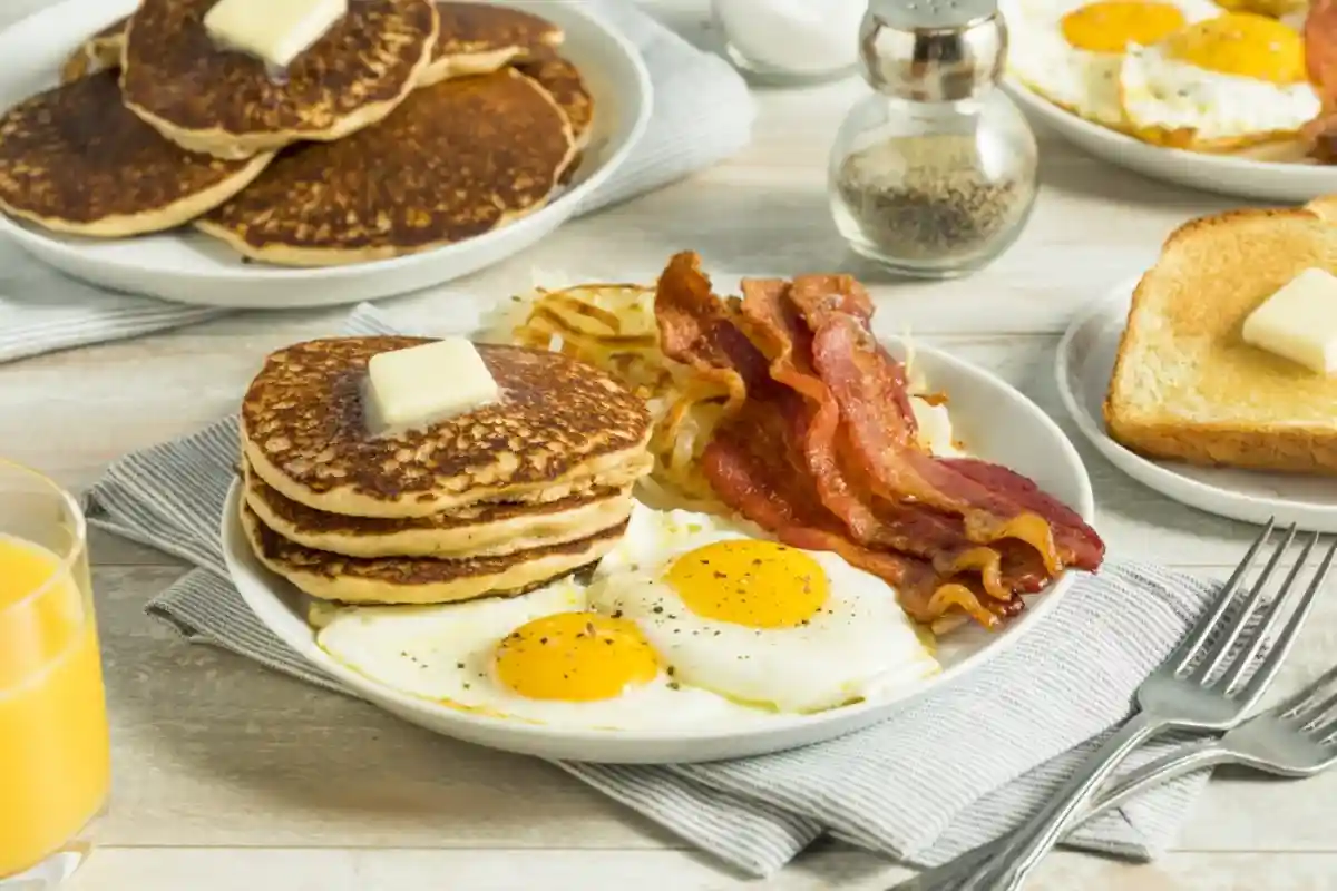 В Lonely Hearts Cafe можно заказать настоящий американский завтрак. Фото: Brent Hofacker / Shutterstock.com