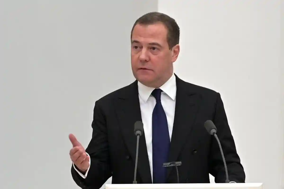 Медведев прокомментировал санкции против патриарха Кирилла
