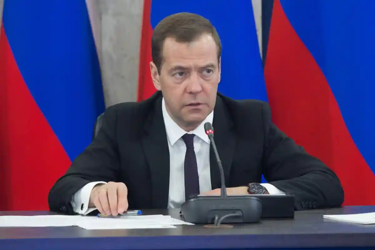 Медведев раскритиковал Шольца за призыв поставлять Украине больше оружия. Фото: Max kolomychenko / Shutterstock.com