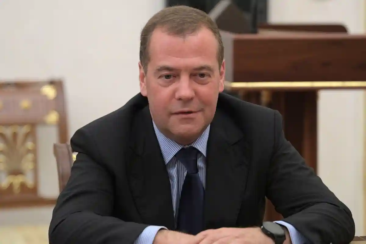 Медведев раскритиковал статью Шольца
