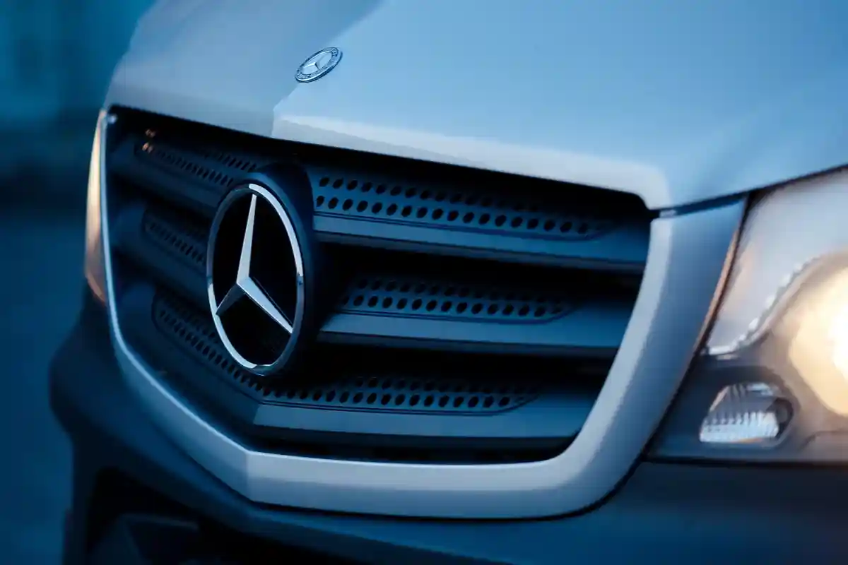 Mercedes завершает партнерство с Renault. Фото: ANAID studio / Shutterstock.com