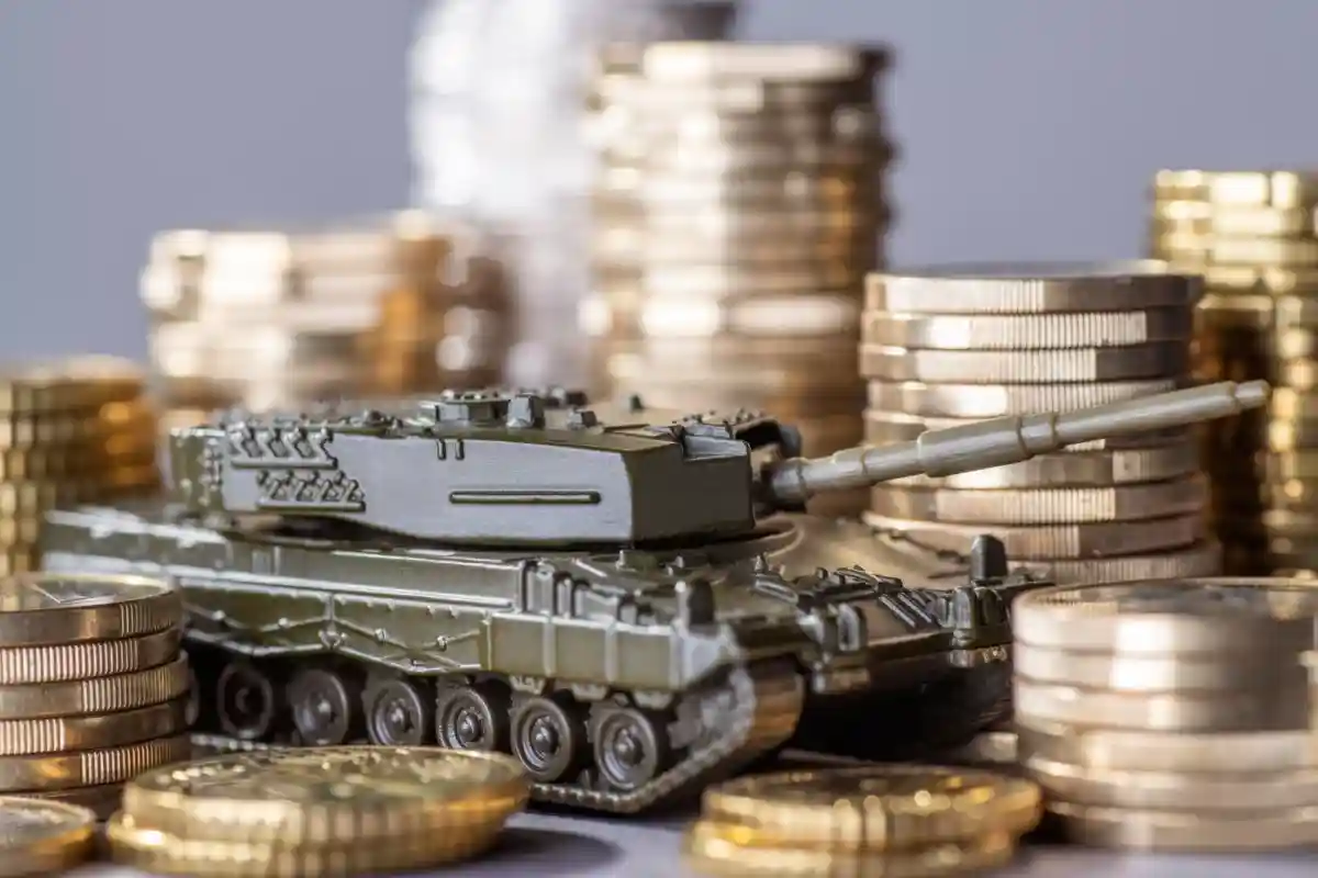 Мировые военные расходы. Фото: gopixa / Shutterstock.com