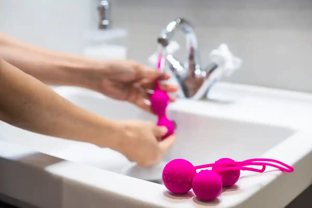 Не забывайте очищать секс-игрушки согласно инструкции Фото: Dalaifood / Shutterstock.com