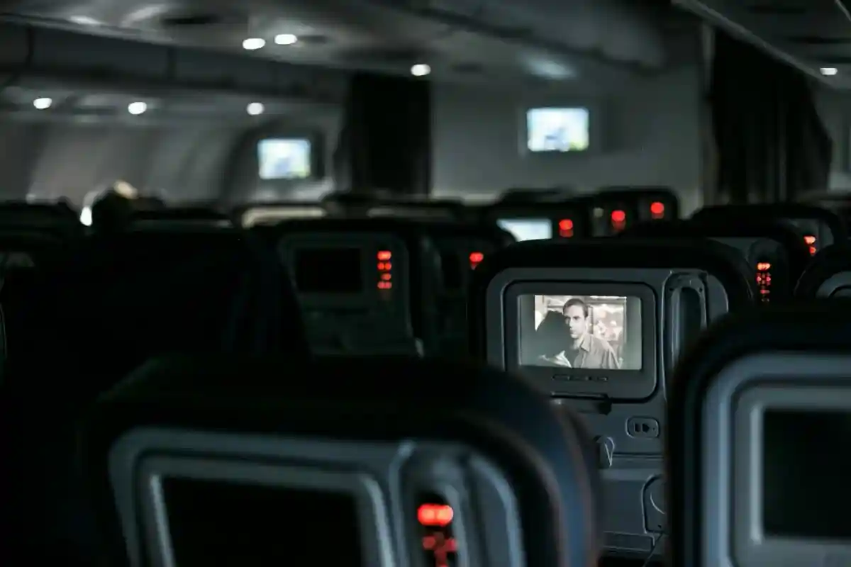 Некоторые самолеты оснащены небольшими экранами, на которых вы можете смотреть фильмы во время полета Фото: alevision.co / Unsplash.com