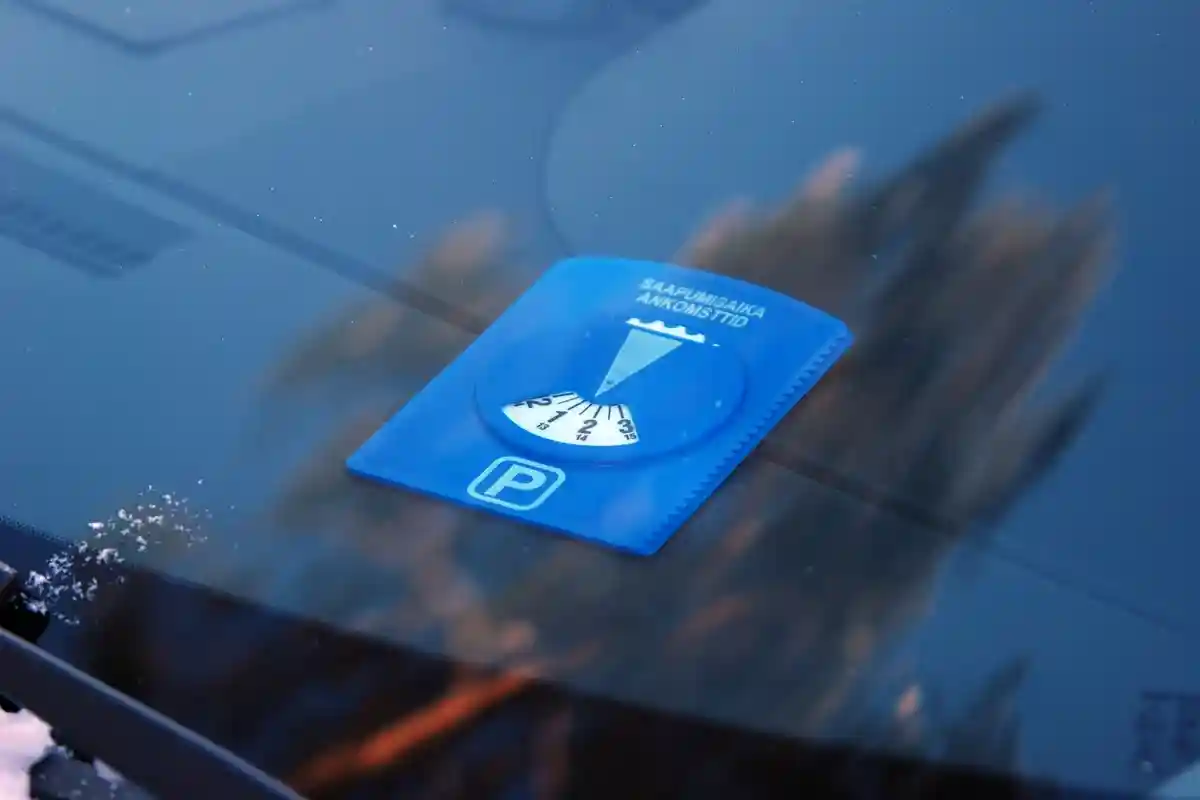 Неправильно установленный парковочный диск. Фото: MBNEWS / Shutterstock.com