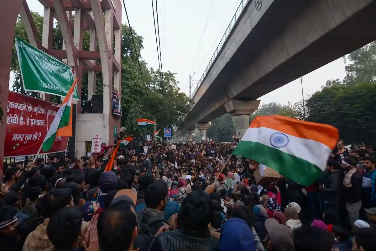 На религиозной процессии в Нью-Дели были ранены люди