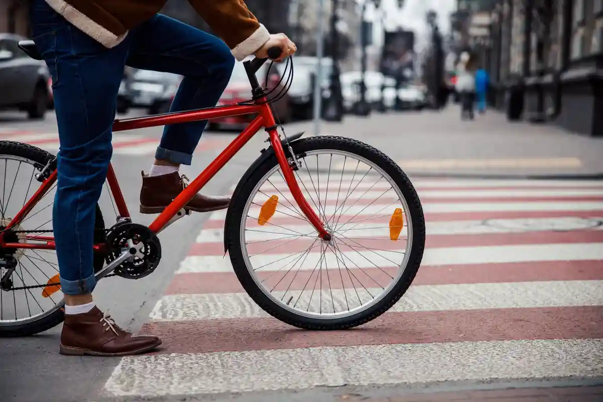 Проезжать через переход типа зебра велосипедисту разрешается, однако он не имеет преимущества перед автотранспортом, поэтому придется уступить ему дорогу. Фото: Olena Yakobchuk / Shutterstock.com