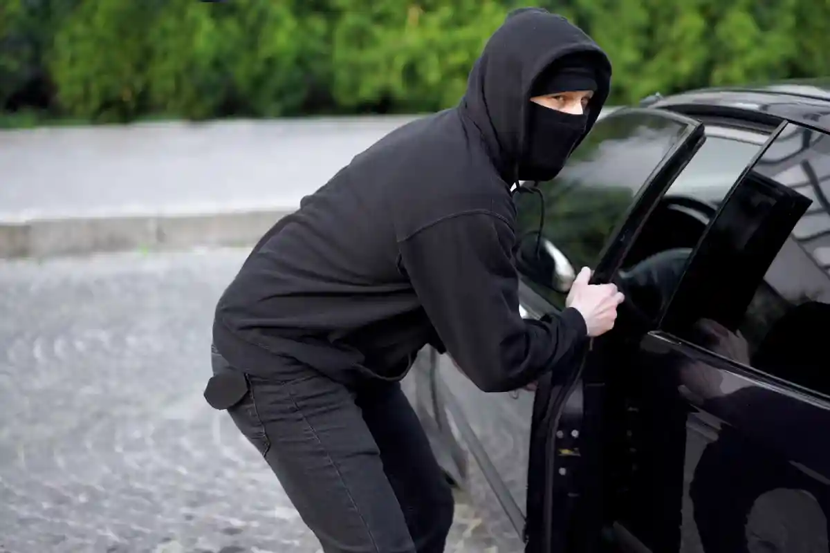Преступники которые грабят автомобили. Фото: andreonegin / Shutterstock.com