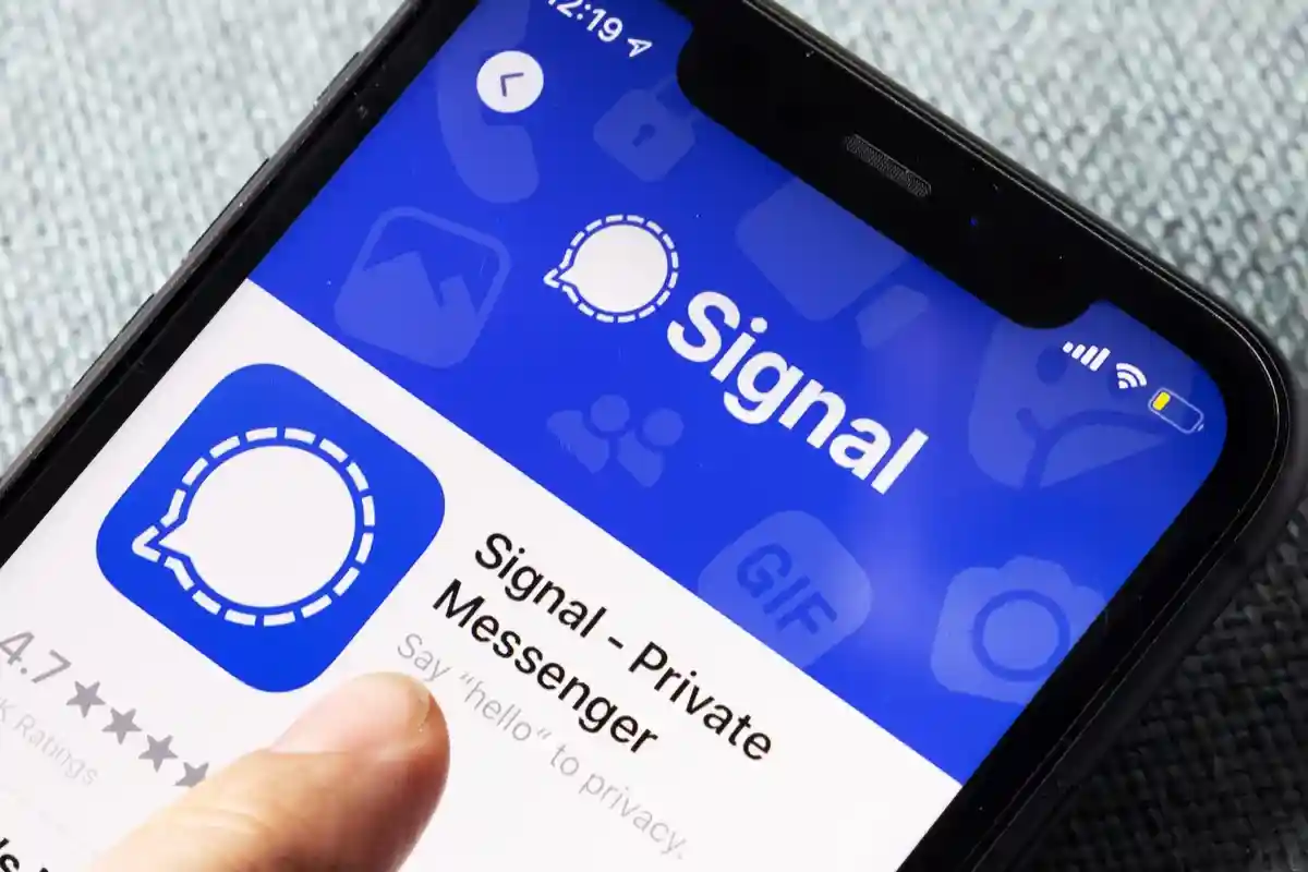Приложение Signal — это приватный мессенджер Фото: Boumen Japet / Shutterstock.com