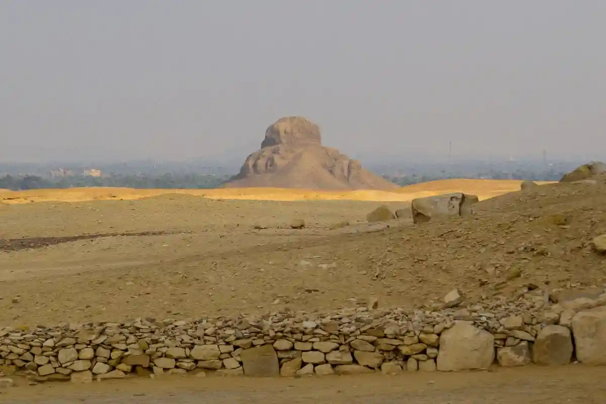 Вид на пирамиду Аменемхета III. Рядом с ней был лабиринт. Фото: Diego Fiore / Shutterstock.com