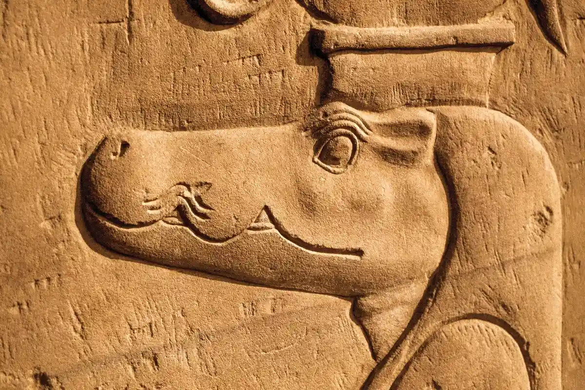 Изображение бога Себека на одном из храмов Египта в Ниле. Фото: Celli07 / Shutterstock.com
