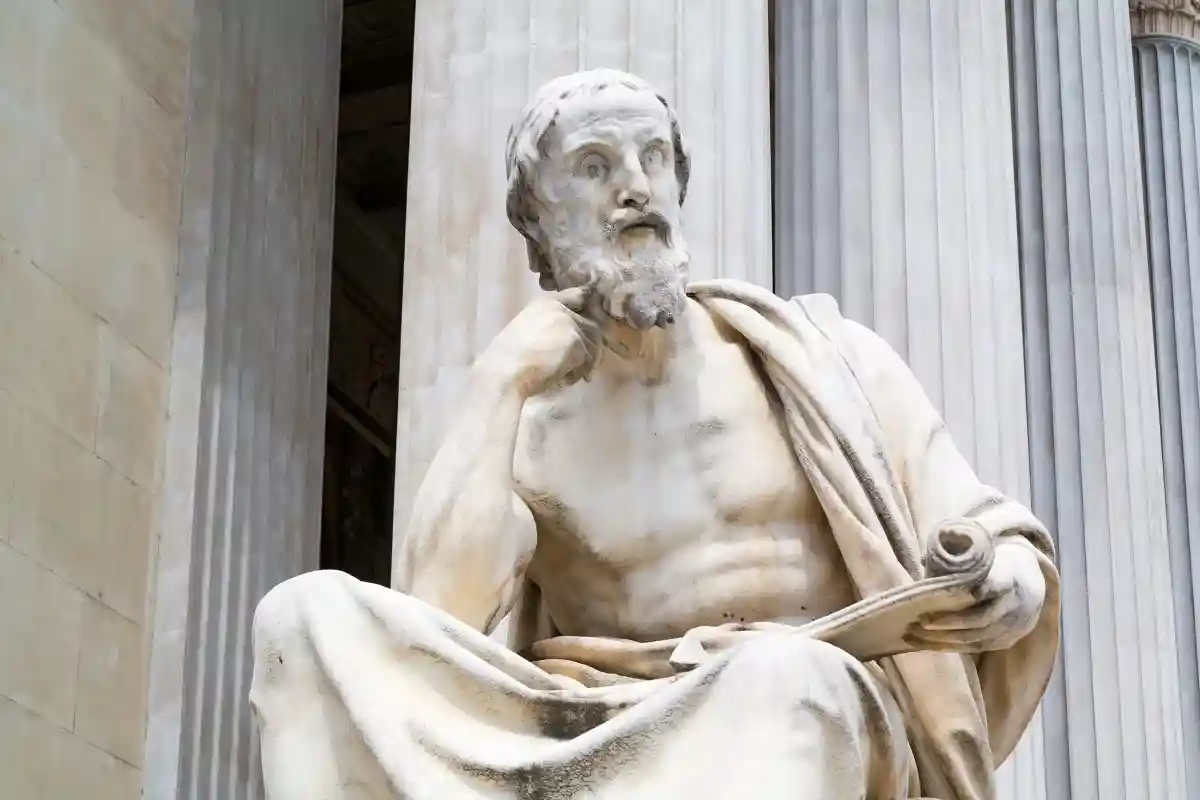 Статуя Геродота, описавшего лабиринт. Фото: TasfotoNL / Shutterstock.com