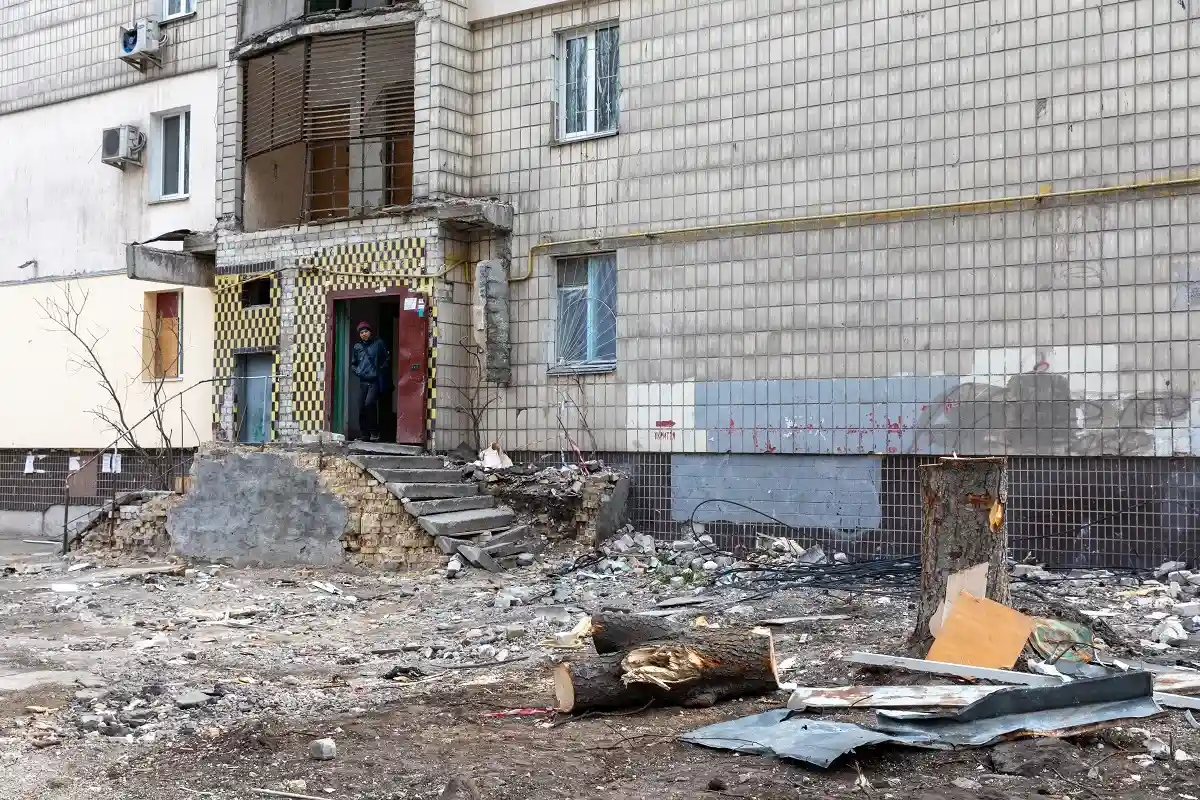 Разрушенный дом в Украине. Фото: Drop of Light / Shutterstock.com
