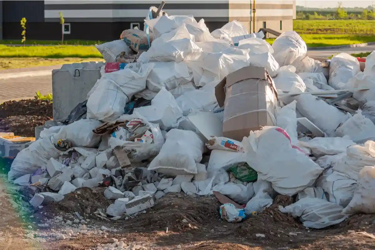 Строительный мусор – любые виды отходов, остающиеся после завершения ремонтных или строительных работ. Фото: Andrey Abryutin / Shutterstock.com